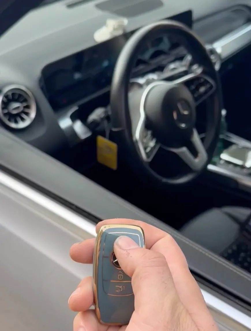 Frecce lampeggianti di una Mercedes-Benz con allarme perimetrale attivo