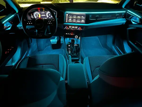Audi A1 — installazione Ambient Light a 64 colori, foto 1 di 6