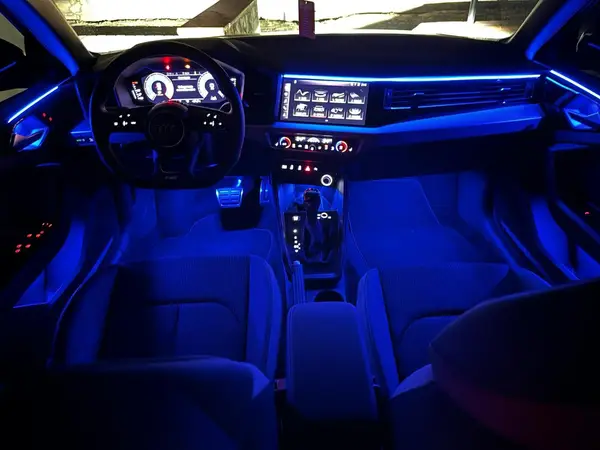 Audi A1 — installazione Ambient Light a 64 colori, foto 2 di 6