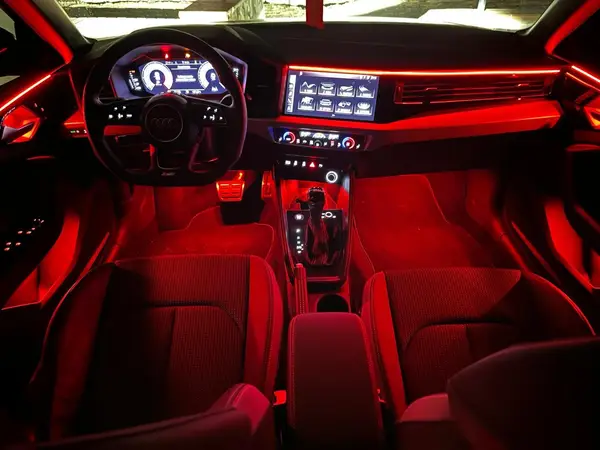 Audi A1 — installazione Ambient Light a 64 colori, foto 3 di 6