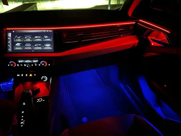 Audi A1 — installazione Ambient Light a 64 colori, foto 4 di 6
