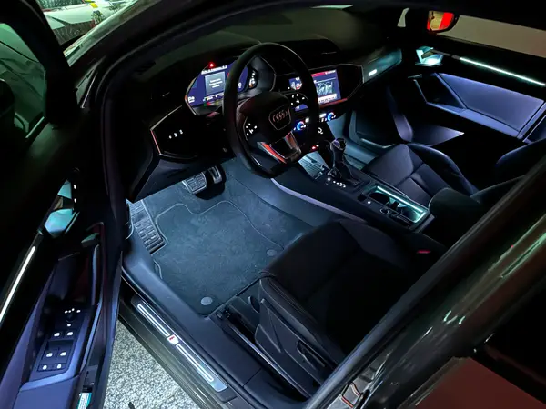 Audi Q3 — installazione Ambient Light a 64 colori, foto 1 di 12