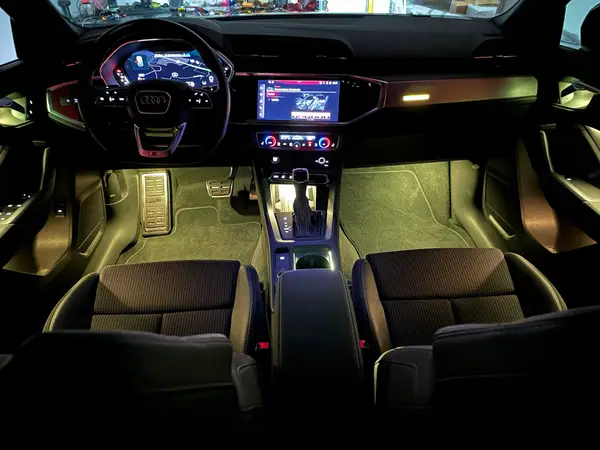 Audi Q3 — installazione Ambient Light a 64 colori, foto 3 di 12