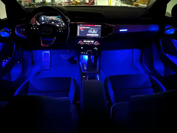 Audi Q3 — installazione Ambient Light a 64 colori, foto 4 di 12