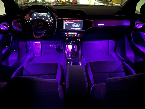 Audi Q3 — installazione Ambient Light a 64 colori, foto 5 di 12