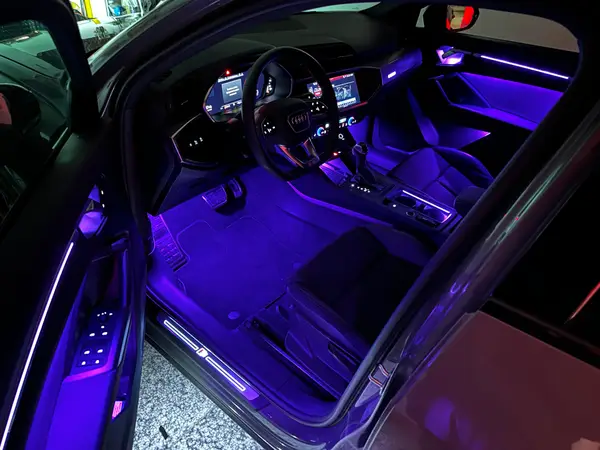 Audi Q3 — installazione Ambient Light a 64 colori, foto 7 di 12