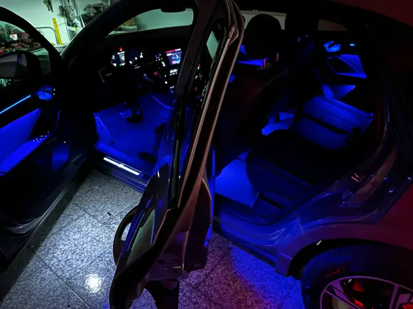 Audi Q3 — installazione Ambient Light a 64 colori, foto 8 di 12