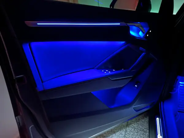 Audi Q3 — installazione Ambient Light a 64 colori, foto 9 di 12