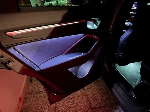Audi Q3 — installazione Ambient Light a 64 colori, foto 12 di 12