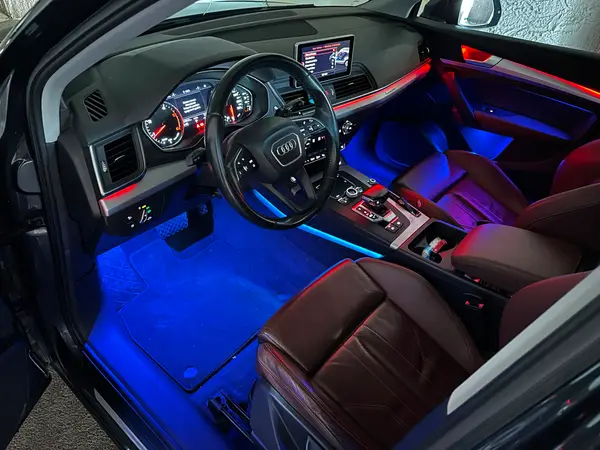 Audi Q5 — installazione Ambient Light a 64 colori, foto 1 di 9