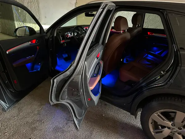 Audi Q5 — installazione Ambient Light a 64 colori, foto 2 di 9