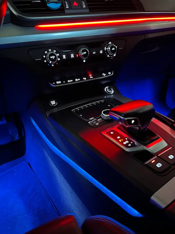 Audi Q5 — installazione Ambient Light a 64 colori, foto 5 di 9