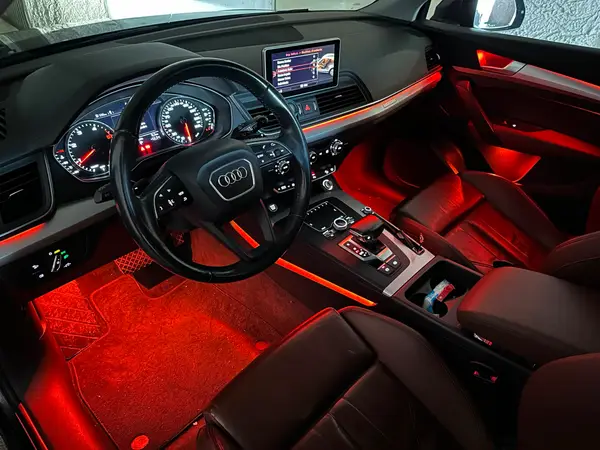 Audi Q5 — installazione Ambient Light a 64 colori, foto 6 di 9