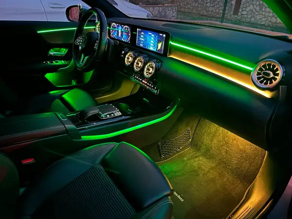 Mercedes-Benz Classe A - CLA W177 - C118 — installazione Ambient Light a 64 colori, foto 3 di 9