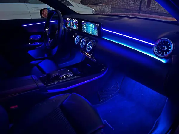 Mercedes-Benz Classe A - CLA W177 - C118 — installazione Ambient Light a 64 colori, foto 5 di 9