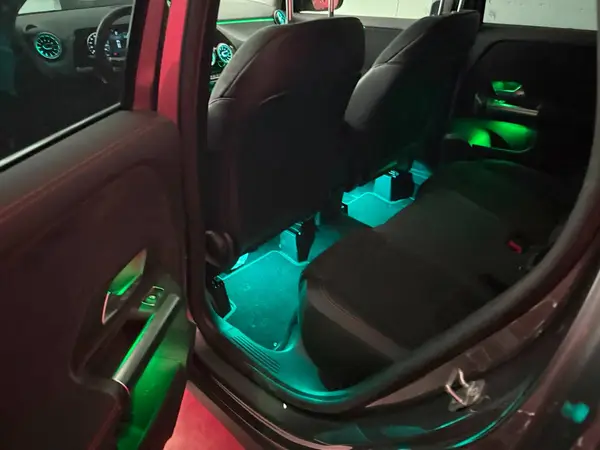Mercedes-Benz GLA H247 (Facelift) — installazione Ambient Light a 64 colori, foto 1 di 4