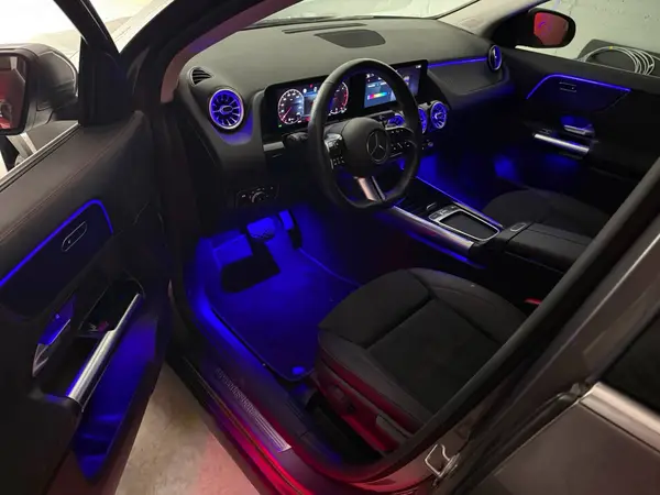 Mercedes-Benz GLA H247 (Facelift) — installazione Ambient Light a 64 colori, foto 3 di 4