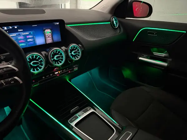 Mercedes-Benz GLA H247 (Facelift) — installazione Ambient Light a 64 colori, foto 4 di 4