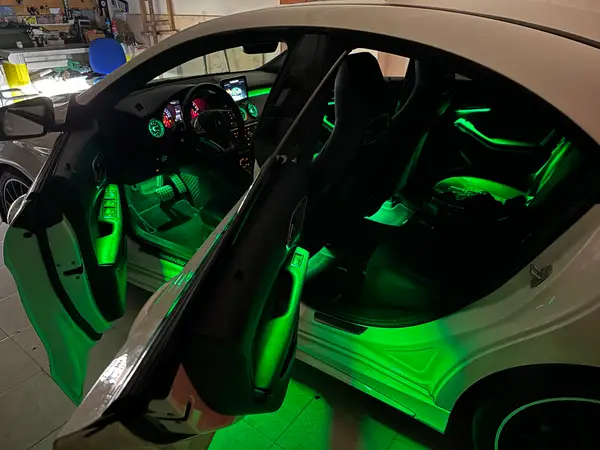 Mercedes-Benz W176 · W246 · X156 · C117 — installazione Ambient Light a 64 colori, foto 1 di 8