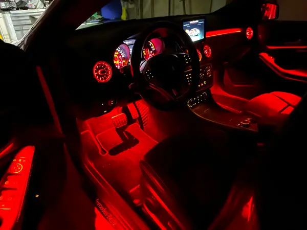 Mercedes-Benz W176 · W246 · X156 · C117 — installazione Ambient Light a 64 colori, foto 2 di 8