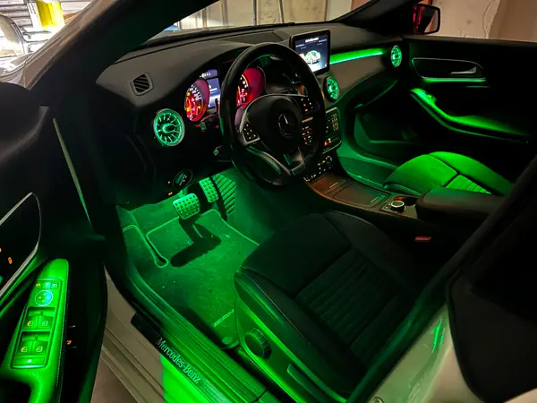 Mercedes-Benz W176 · W246 · X156 · C117 — installazione Ambient Light a 64 colori, foto 3 di 8