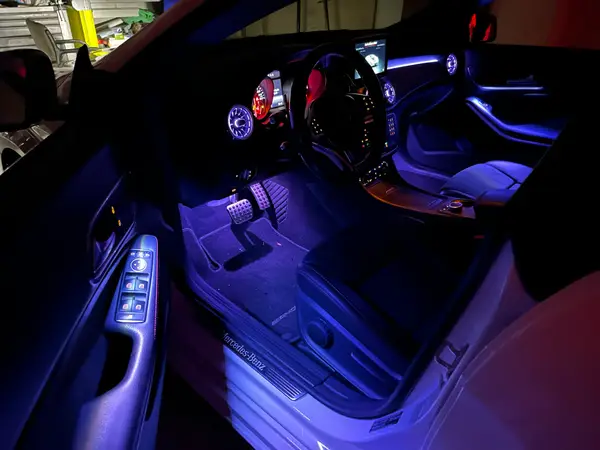 Mercedes-Benz W176 · W246 · X156 · C117 — installazione Ambient Light a 64 colori, foto 4 di 8