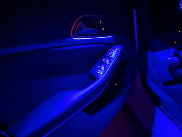 Mercedes-Benz W176 · W246 · X156 · C117 — installazione Ambient Light a 64 colori, foto 6 di 8