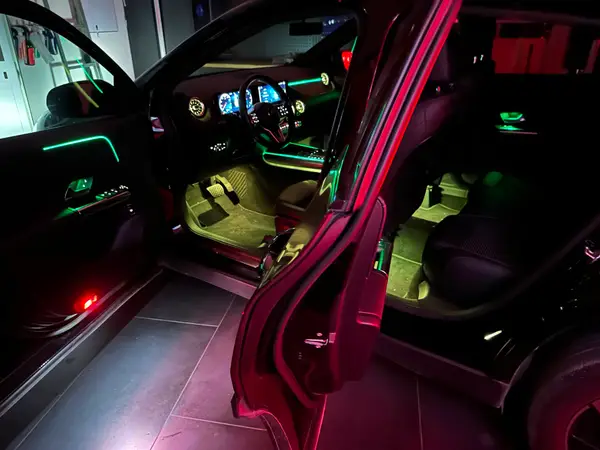 Mercedes-Benz W247 · Classe B · GLA — installazione Ambient Light a 64 colori, foto 2 di 7