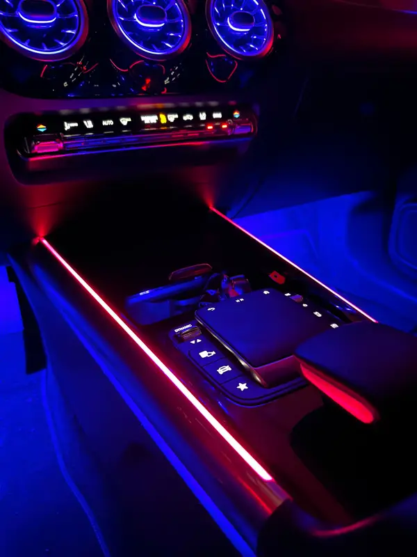 Mercedes-Benz W247 · Classe B · GLA — installazione Ambient Light a 64 colori, foto 4 di 7