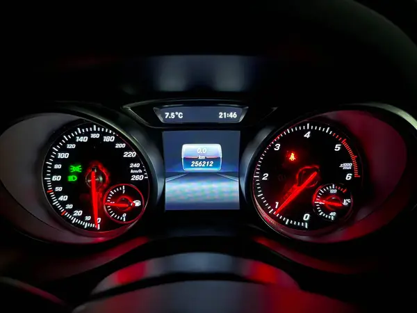 Mercedes-Benz Tutti i Marchi e Modelli — cambio quadro strumenti da pre-restyling a restyling, foto 2 di 2