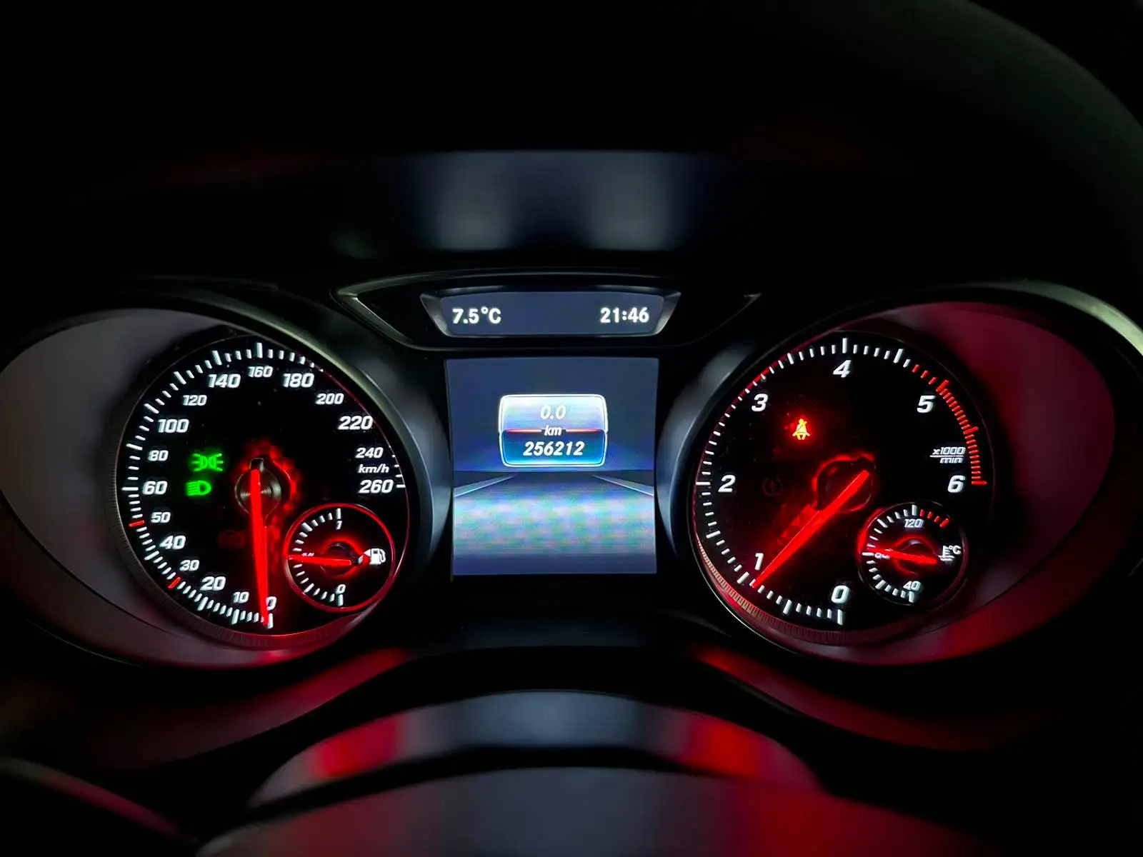 Quadro strumenti Mercedes-Benz versione Restyling, illuminato di rosso, dopo il retrofit