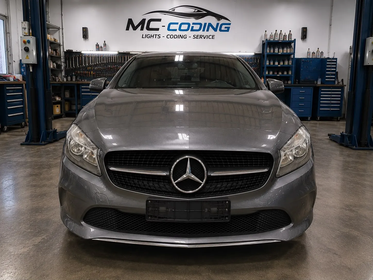 Mercedes-Benz Classe A W176 vista frontale con i fari alogeni originali, prima della conversione