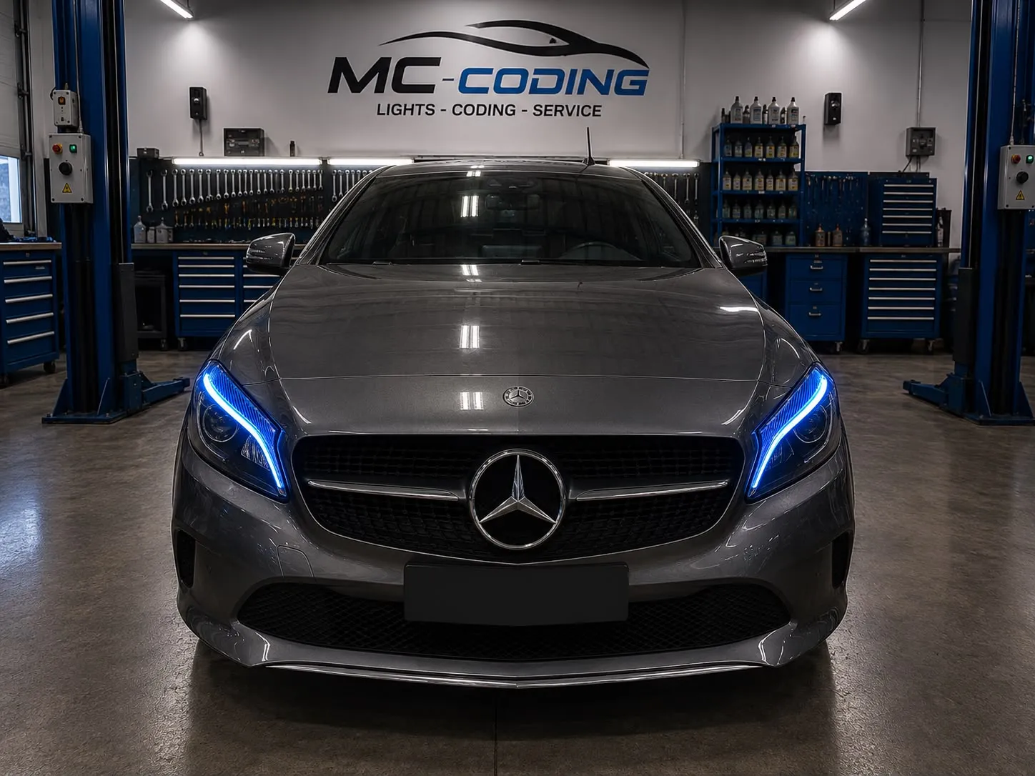 Mercedes-Benz Classe A W176 vista frontale con i fari Full LED accesi e la firma luminosa blu