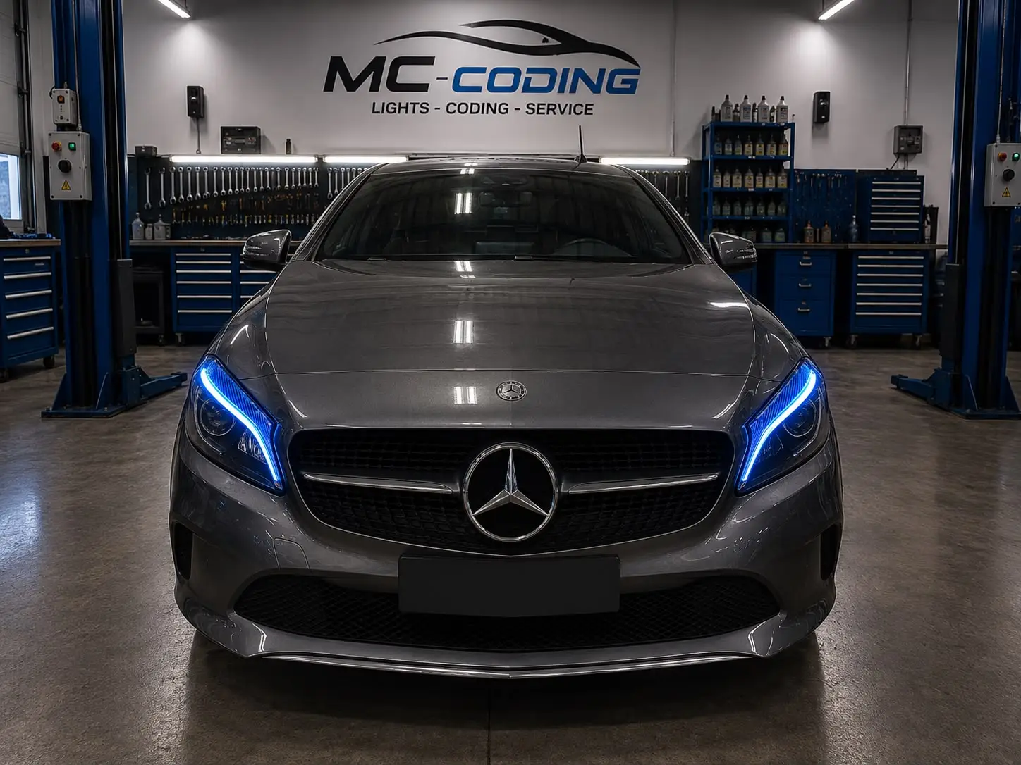 Mercedes-Benz Classe A W176 con i fari Full LED installati e la firma luminosa blu accesa