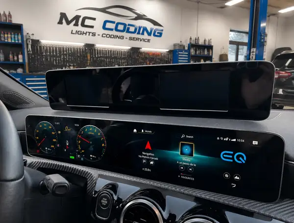 Mercedes-Benz W177 · W247 · C118 · H247 — conversione display da 7+7 a 10+10 pollici, foto 1 di 2