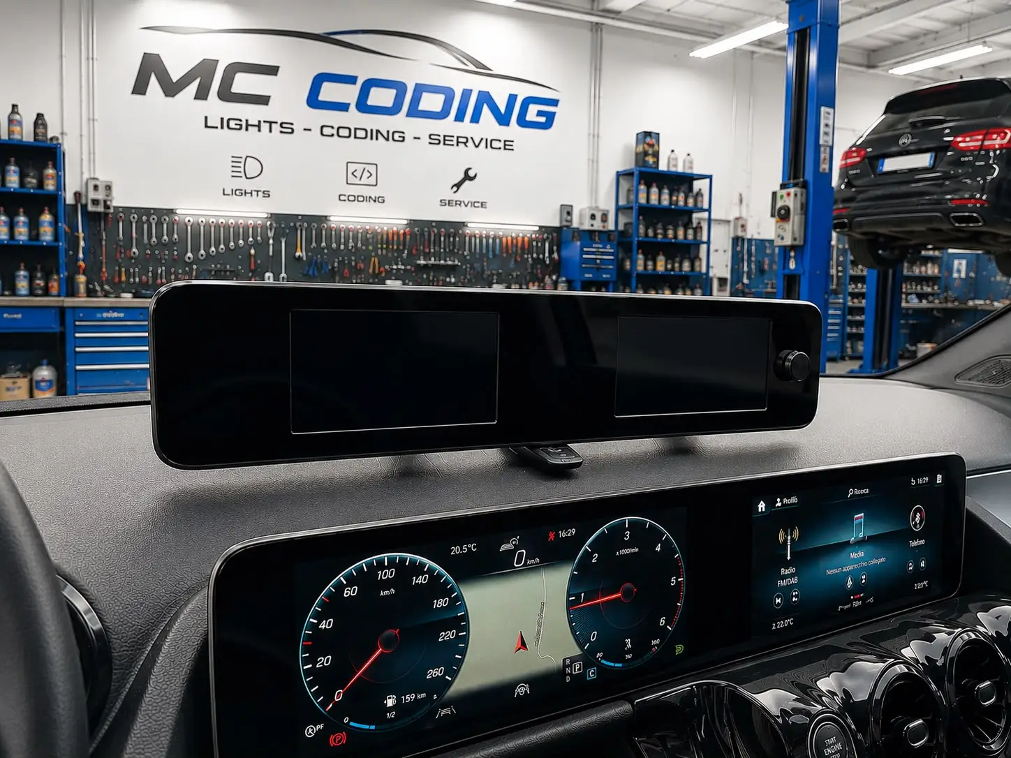 Plancia Mercedes-Benz con i nuovi display MBUX da 10+10 pollici accesi e il vecchio pannello 7+7 appoggiato sopra
