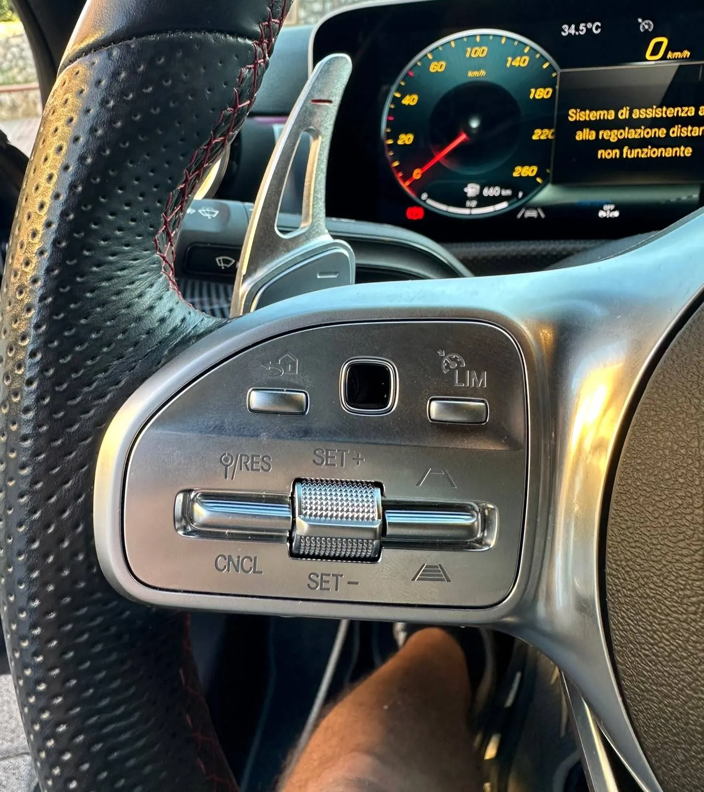 Pulsantiera DISTRONIC PRO montata al volante Mercedes-Benz, con i comandi di distanza e il quadro strumenti che segnala il sistema ancora da codificare
