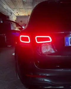 Vista posteriore di una Mercedes-Benz al buio con i due gruppi ottici a LED accesi