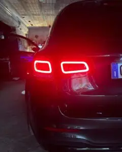 Fanali posteriori a LED accesi su Mercedes-Benz, vista posteriore al buio