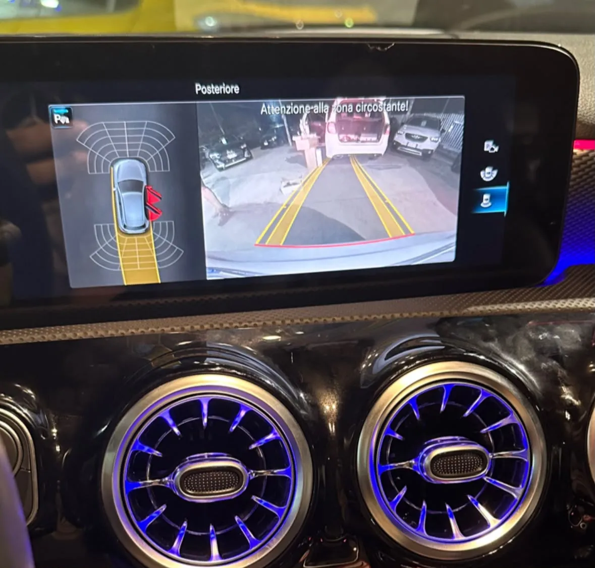 Vista del sistema multimediale Mercedes-Benz durante la calibrazione della retrocamera