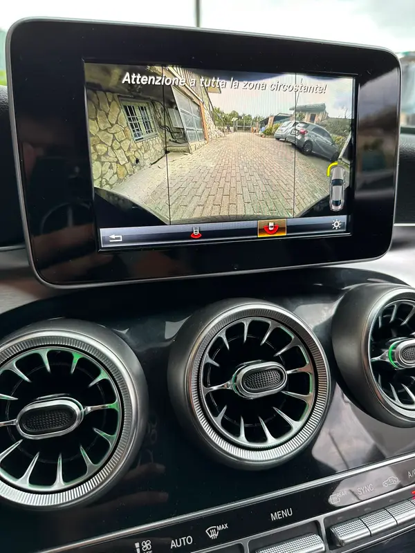 Mercedes-Benz w205 — installazione retrocamera originale, foto 2 di 3
