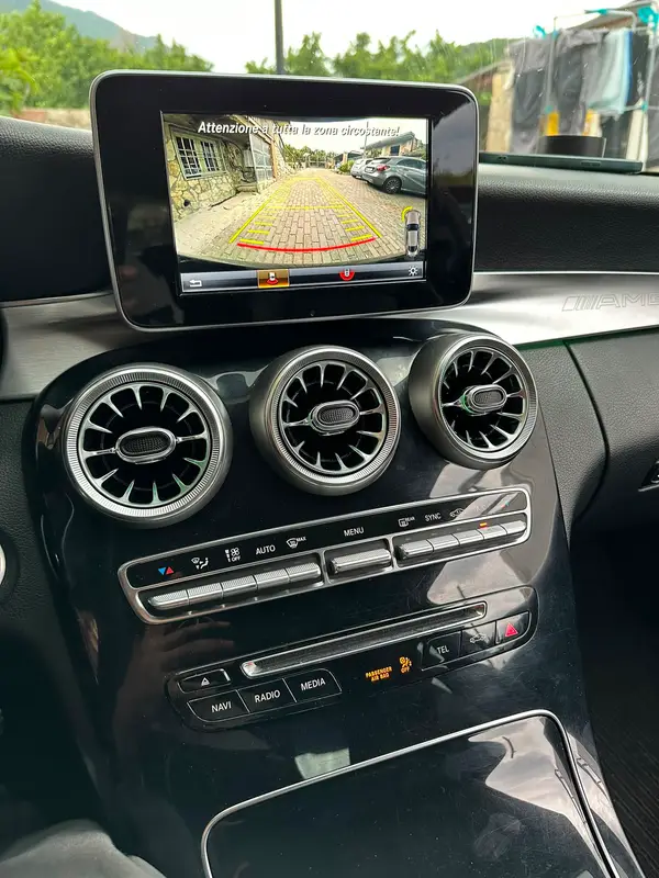 Mercedes-Benz w205 — installazione retrocamera originale, foto 3 di 3
