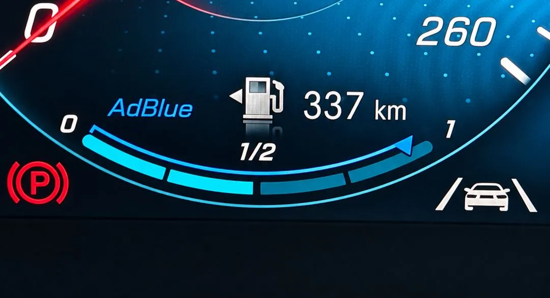 Quadro strumenti Mercedes-Benz con la visualizzazione del livello AdBlue nel serbatoio