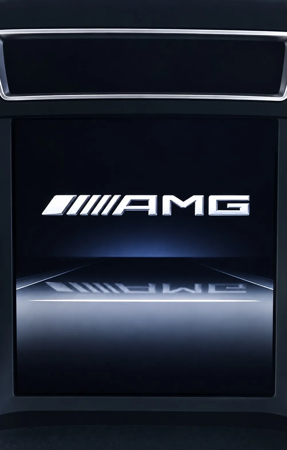 Schermo del sistema multimediale Mercedes-Benz con il logo ///AMG all'apertura del menu