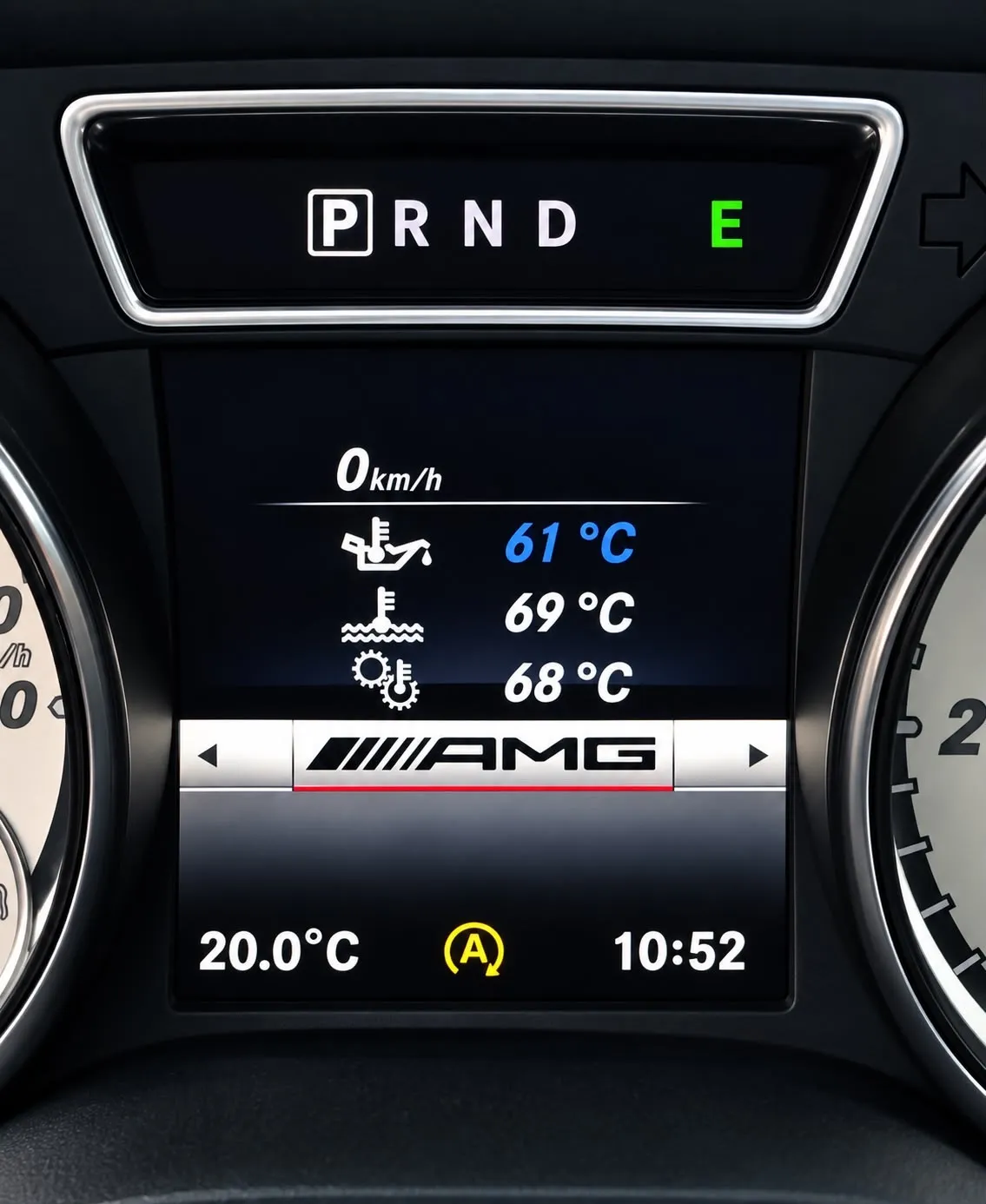 Quadro strumenti Mercedes-Benz con il menu ///AMG aperto: temperatura olio, acqua e cambio