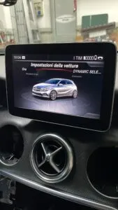 Display Mercedes-Benz con il menu Impostazioni della vettura aperto sulla voce DYNAMIC SELECT