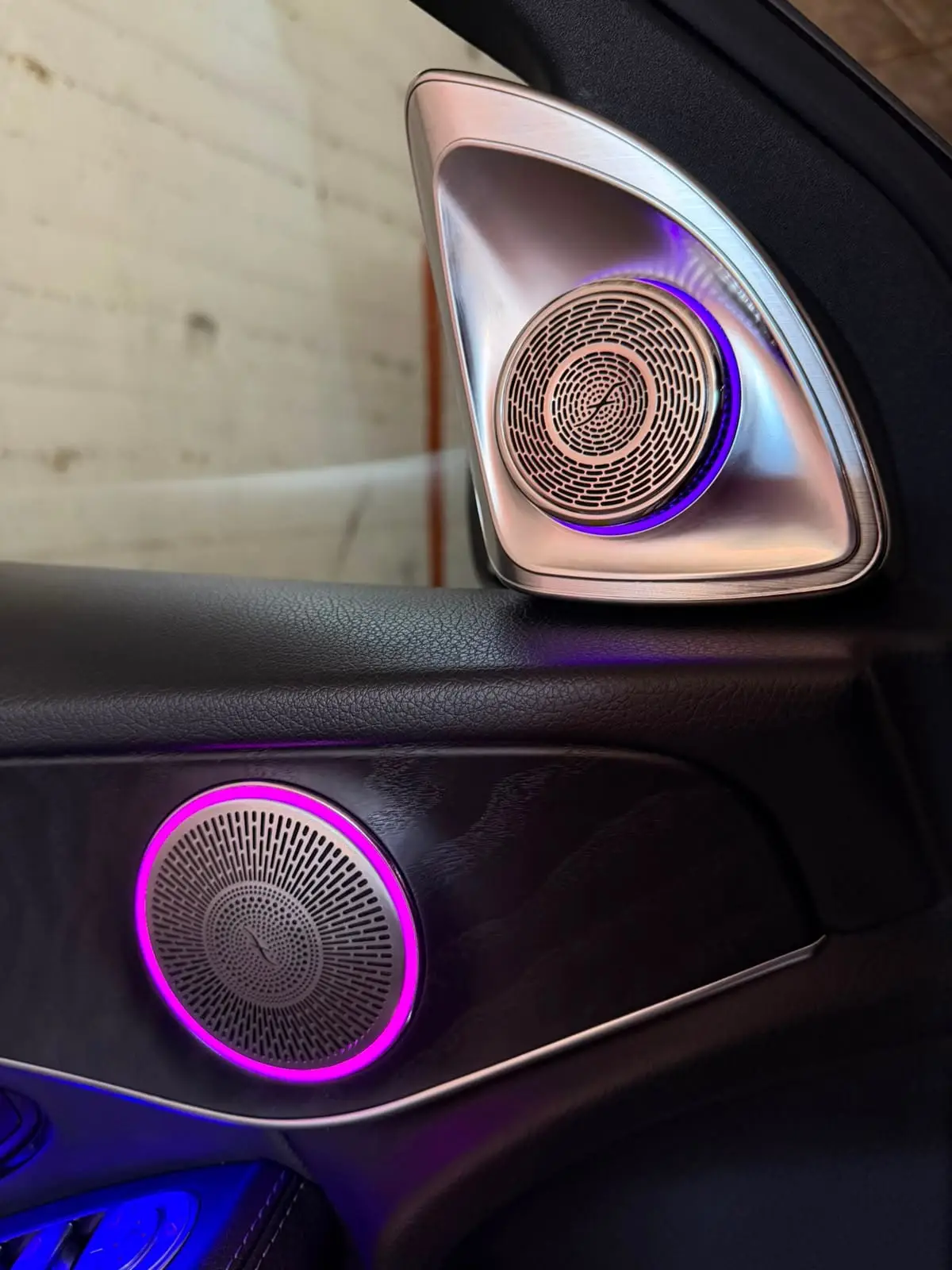 Mercedes-Benz GLC 253 — installazione speaker rotativi illuminati, foto 1 di 2