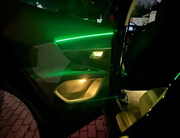 Peugeot 3008 — installazione Ambient Light a 64 colori, foto 4 di 9