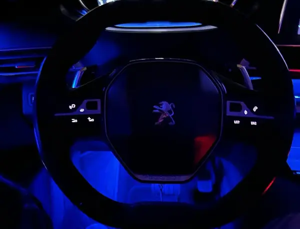 Peugeot 3008 — installazione Ambient Light a 64 colori, foto 5 di 9