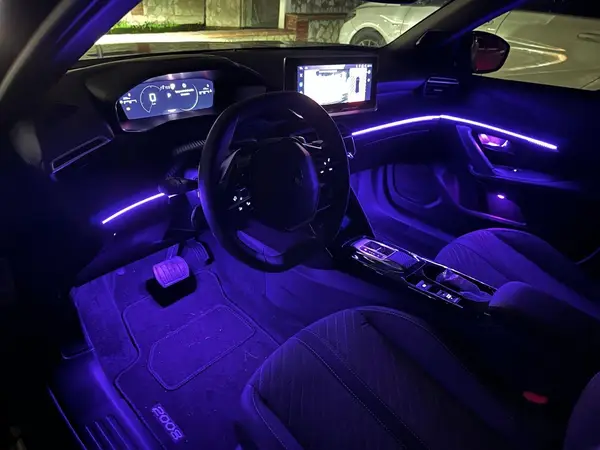 Peugeot 3008 — installazione Ambient Light a 64 colori, foto 6 di 9